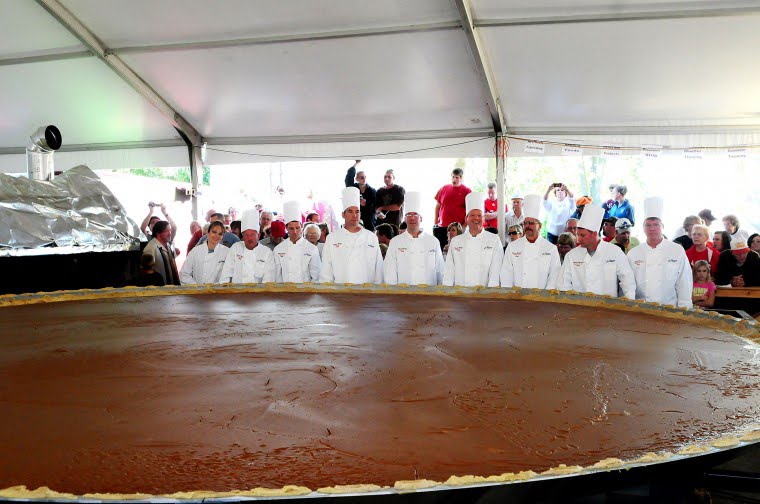 Worlds Biggest Pumpkin Pie.rsz-752405.jpg